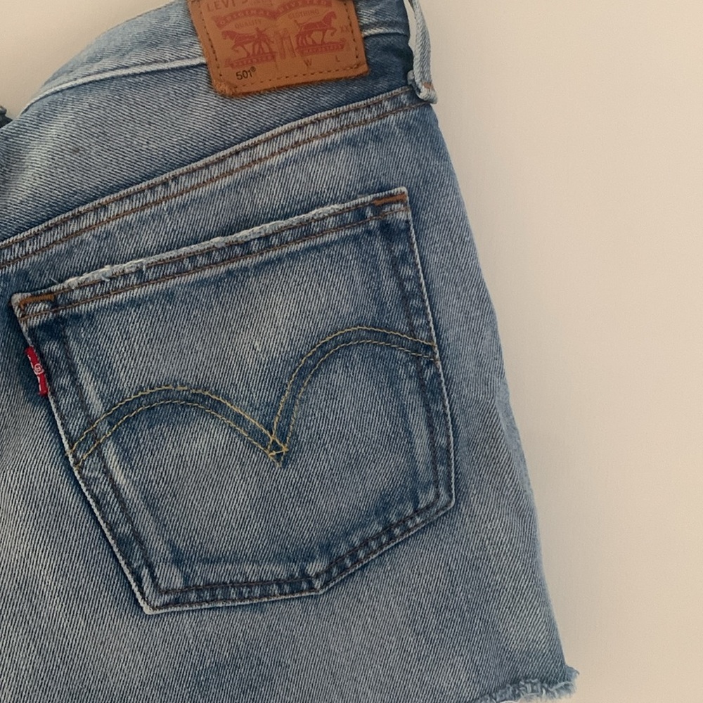 Distressed 501 Levi’s Shorts - Picture 4 of 5